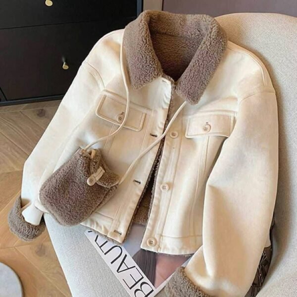 🌸 Easy to style with different outfits.