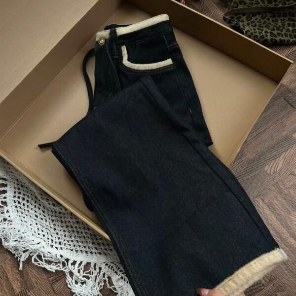 Modern women’s jeans that add a stylish touch to your everyday look✨