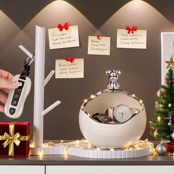 A practical round organizer that adds order and style to any desk or entryway. ✨